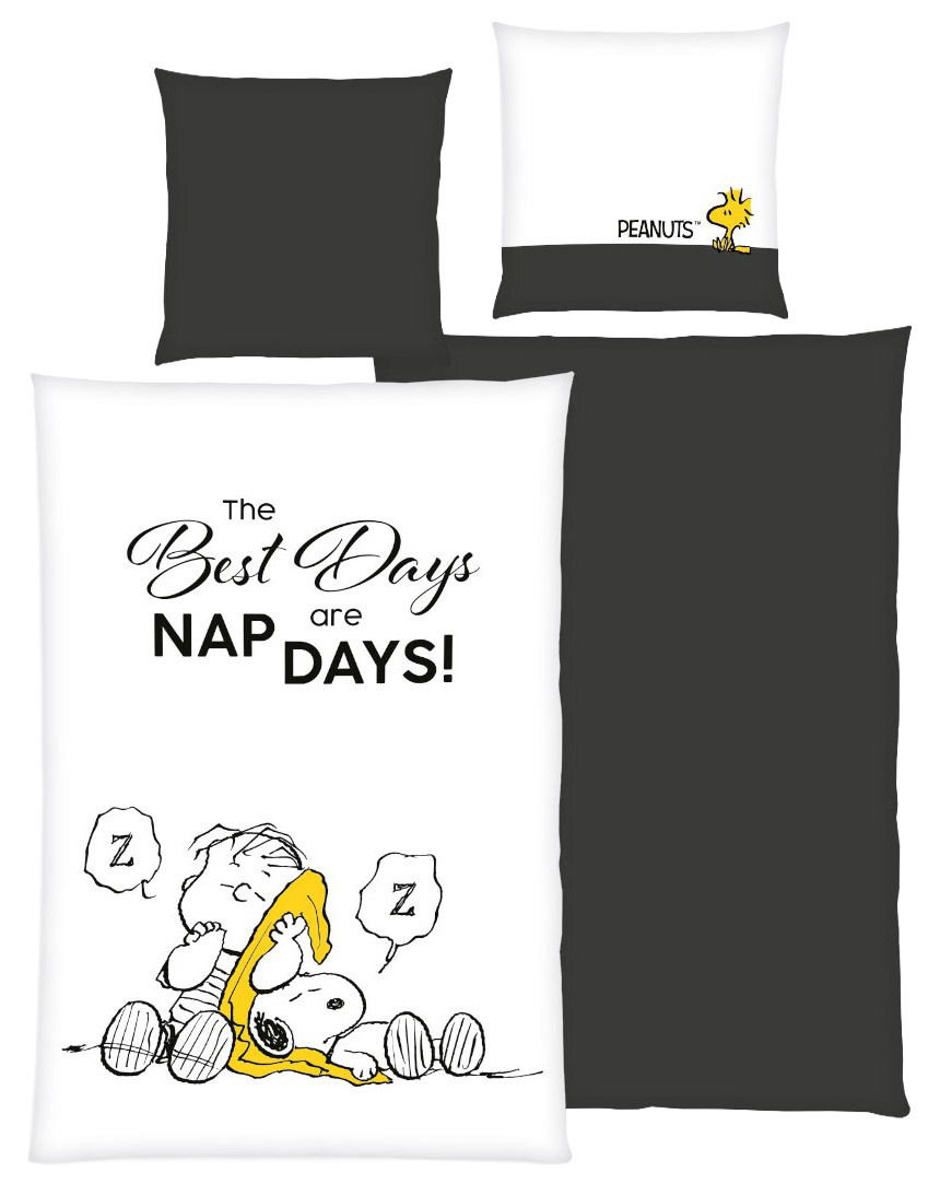 Bettwäsche-Set mit Peanuts-Motiv, bestehend aus einem Kissenbezug und einem Bettdeckenbezug. Der Bettdeckenbezug zeigt Snoopy und Linus beim Schlafen mit dem Text 'The Best Days are Nap Days'. Perspektive von oben.