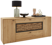 Sideboard aus Holz mit dekorativer Front, von vorne betrachtet, mit Lampe und Dekorationen darauf.