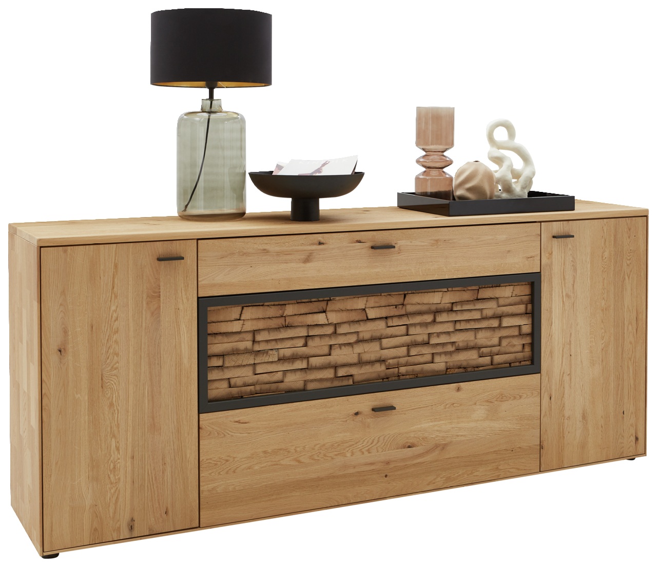 Sideboard aus Holz mit dekorativer Front, von vorne betrachtet, mit Lampe und Dekorationen darauf.