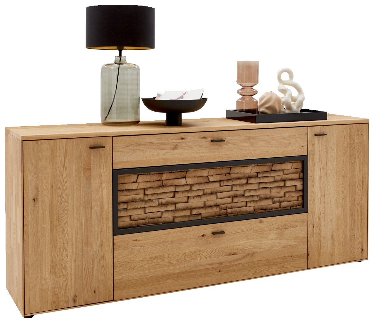Houten dressoir met decoratieve voorkant, gezien vanaf de voorkant, met een lamp en decoraties erop.