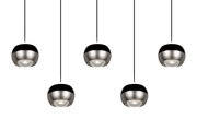 Moderne Pendelleuchte mit fünf kugelförmigen, metallischen Lampenschirmen, von unten betrachtet.