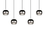 Moderne Pendelleuchte mit fünf kugelförmigen, metallischen Lampenschirmen, von unten betrachtet.