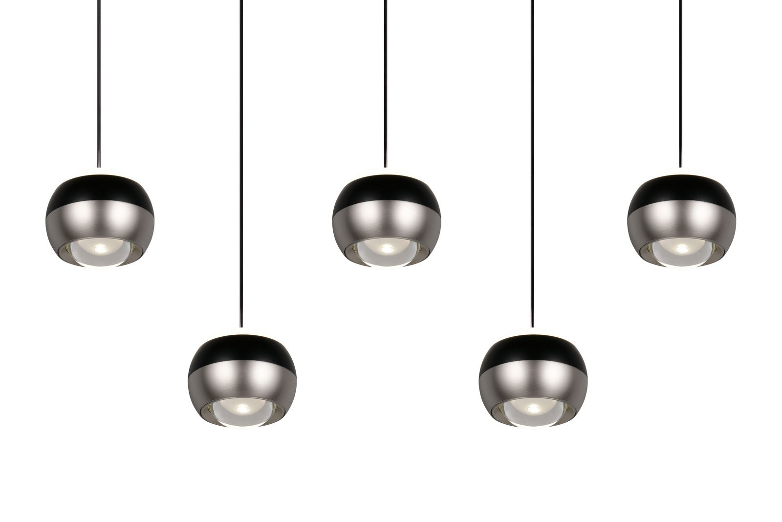 Moderne Pendelleuchte mit fünf kugelförmigen, metallischen Lampenschirmen, von unten betrachtet.