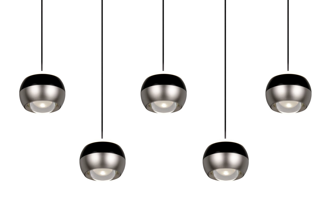 Moderne hanglamp met vijf bolvormige, metalen lampenkappen, gezien van onderaf.