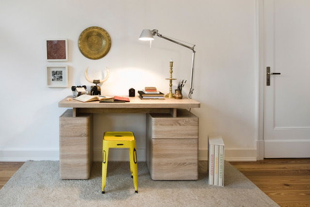 Jahnke Schreibtisch CUUBA LIBRE Moderner Schreibtisch aus Holz mit zwei Schubladeneinheiten, gelbem Hocker und Schreibtischlampe, frontal betrachtet.