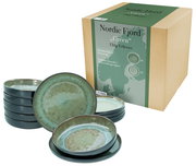 Tafelservice 12-tlg Nordic Fjord Green aus hochwertigem Steinzeug, bestehend aus sechs großen und sechs kleinen Tellern, in einer stilvollen Verpackung. Perspektive: leicht von oben.