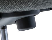 Nahaufnahme eines Drehstuhls mit Fokus auf den Mechanismus unter dem Sitz.