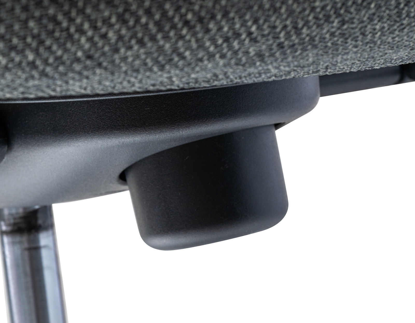 Nahaufnahme eines Drehstuhls mit Fokus auf den Mechanismus unter dem Sitz.