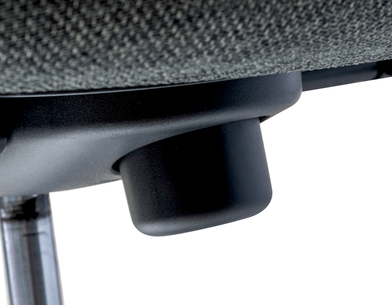 Nahaufnahme eines Drehstuhls mit Fokus auf den Mechanismus unter dem Sitz.