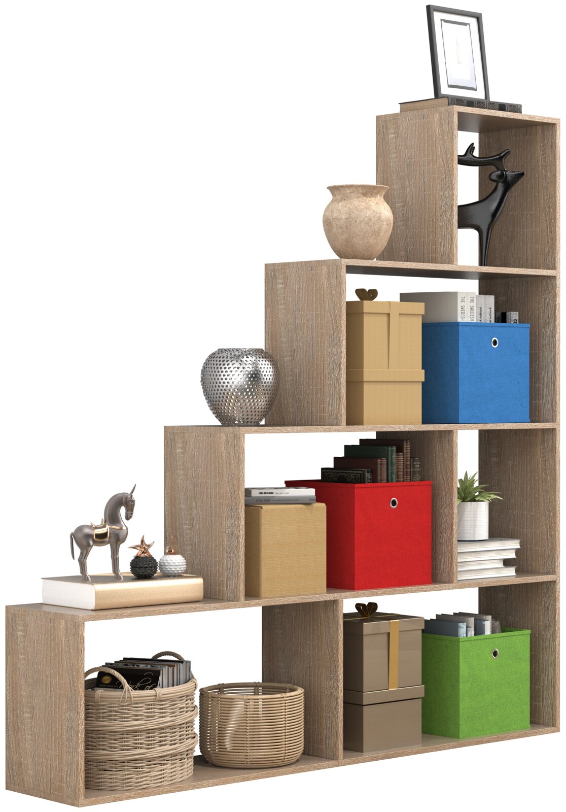 Stufenförmiges Holzregal in Eiche-Optik mit mehreren offenen Fächern, dekoriert mit Aufbewahrungsboxen, Büchern, Körben und Dekoobjekten, freigestellt auf weißem Hintergrund, Ansicht schräg von vorne