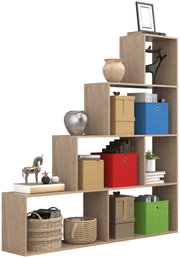 Stufenförmiges Holzregal in Eiche-Optik mit mehreren offenen Fächern, dekoriert mit Aufbewahrungsboxen, Büchern, Körben und Dekoobjekten, freigestellt auf weißem Hintergrund, Ansicht schräg von vorne