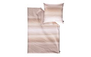 Beddengoedset in zachte beige- en crèmekleuren, bestaande uit een kussensloop en een dekbedovertrek, gefotografeerd vanuit vogelperspectief.