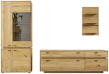 Frontale Ansicht der Wandkombination Zurbrüggen COMO aus hellem Holz mit Vitrine, Schrank und Regal.