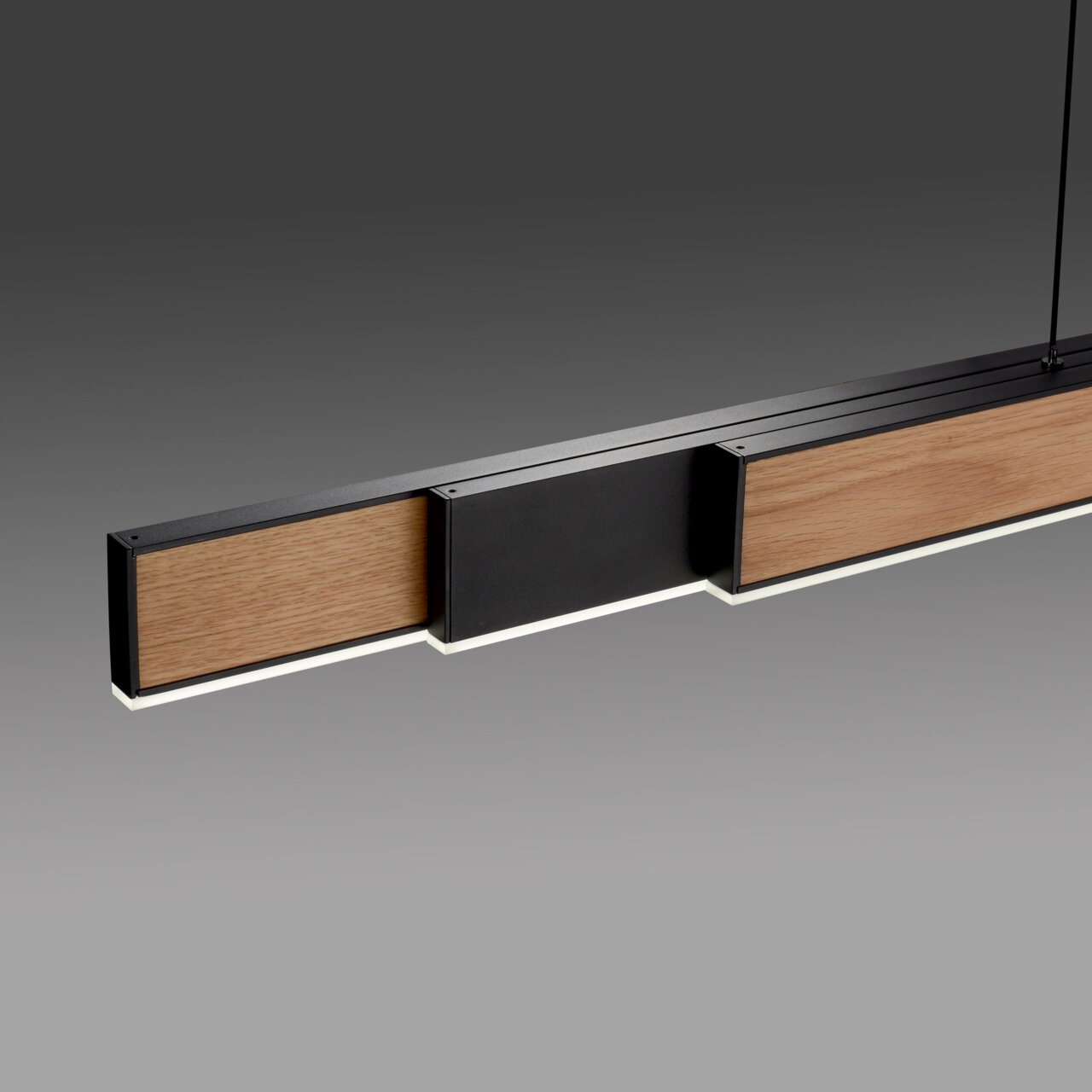 Moderne Pendelleuchte PURE-MOTO-RISE mit Holz- und Metallelementen, seitliche Perspektive