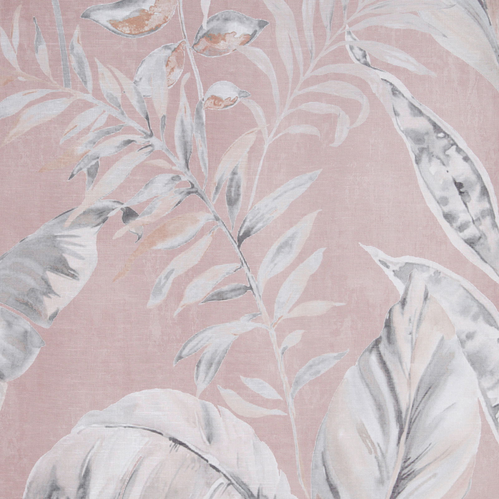 Nahaufnahme eines Vorhangstoffs mit floralem Muster in sanften Rosa- und Grautönen.
