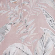 Nahaufnahme eines Vorhangstoffs mit floralem Muster in sanften Rosa- und Grautönen.