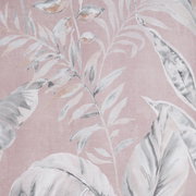 Nahaufnahme eines Vorhangstoffs mit floralem Muster in sanften Rosa- und Grautönen.