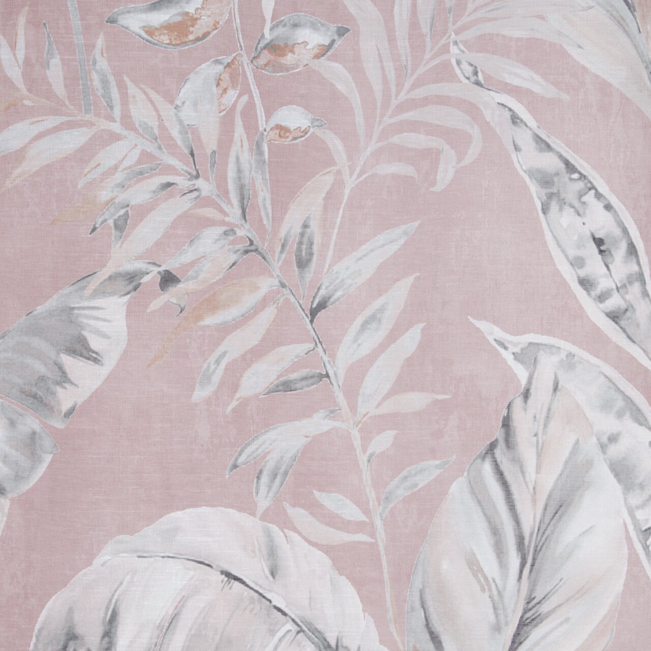 Nahaufnahme eines Vorhangstoffs mit floralem Muster in sanften Rosa- und Grautönen.