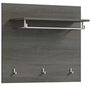 Garderobenpaneel in dunkler Holzoptik mit drei Haken und einem Regalbrett, seitliche Perspektive