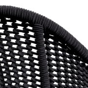 Detailansicht eines Armlehnstuhls mit geflochtenem Seilgeflecht in dunkler Farbe