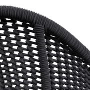 Detailansicht eines Armlehnstuhls mit geflochtenem Seilgeflecht in dunkler Farbe