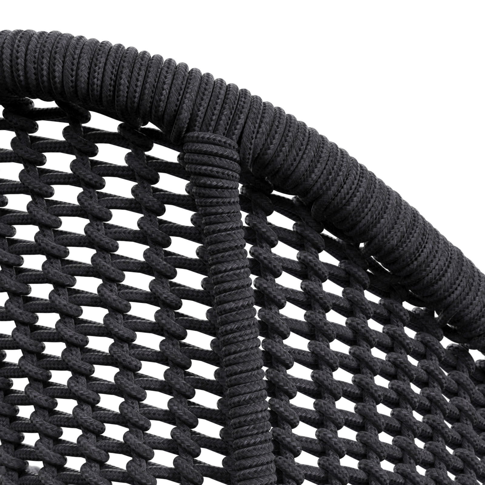 Detailansicht eines Armlehnstuhls mit geflochtenem Seilgeflecht in dunkler Farbe