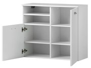 Weißer Unterschrank mit mehreren offenen Fächern und zwei Türen, eine davon geöffnet, aus frontaler Perspektive.