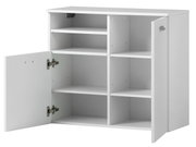 Weißer Unterschrank mit mehreren offenen Fächern und zwei Türen, eine davon geöffnet, aus frontaler Perspektive.