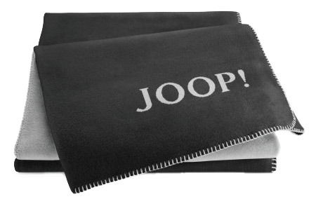 Schwarze und graue Doubleface-Decke mit 'JOOP!' Schriftzug, aus einer leicht erhöhten Perspektive fotografiert.