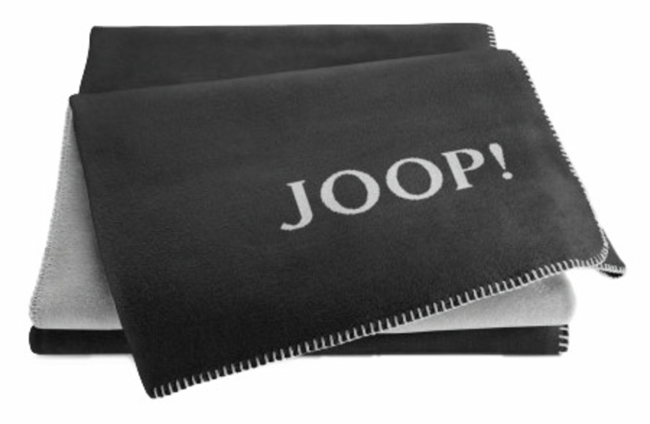 Schwarze und graue Doubleface-Decke mit 'JOOP!' Schriftzug, aus einer leicht erhöhten Perspektive fotografiert.