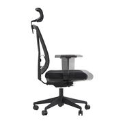 Moderner schwarzer Drehstuhl mit verstellbarer Rückenlehne und Armlehnen, Seitenansicht.