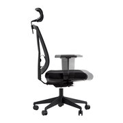 Moderner schwarzer Drehstuhl mit verstellbarer Rückenlehne und Armlehnen, Seitenansicht.