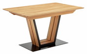 Moderner Esstisch aus Holz mit V-förmigem Gestell und schwarzer Bodenplatte, seitliche Perspektive