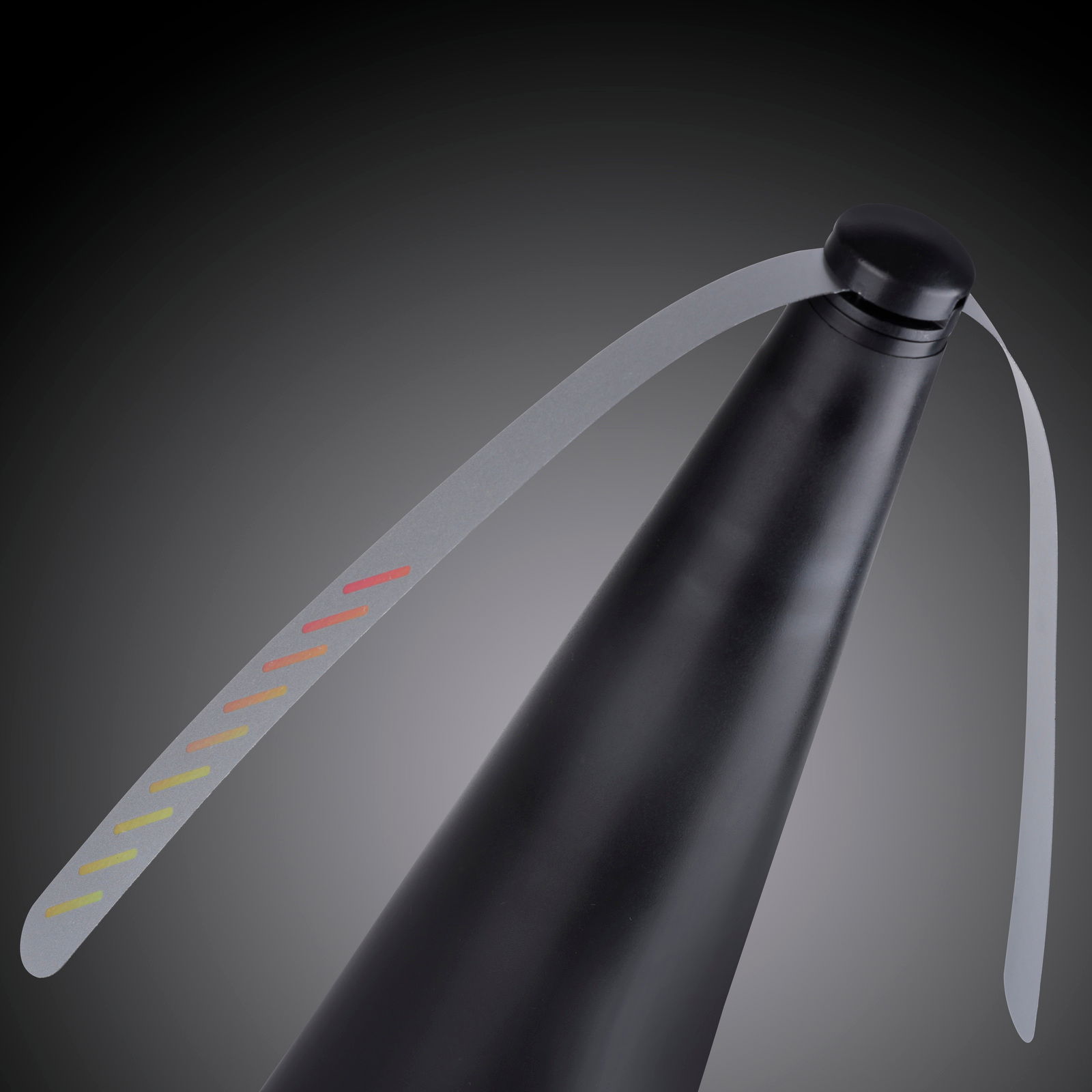 Schwarzer Fliegenwedler mit zwei flexiblen Flügeln, seitliche Perspektive