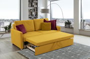 Gelbes Funktionssofa mit ausgezogenem Bettmechanismus, dekoriert mit roten und gelben Kissen, in einem modernen Wohnzimmer mit Stadtblick, seitliche Perspektive.
