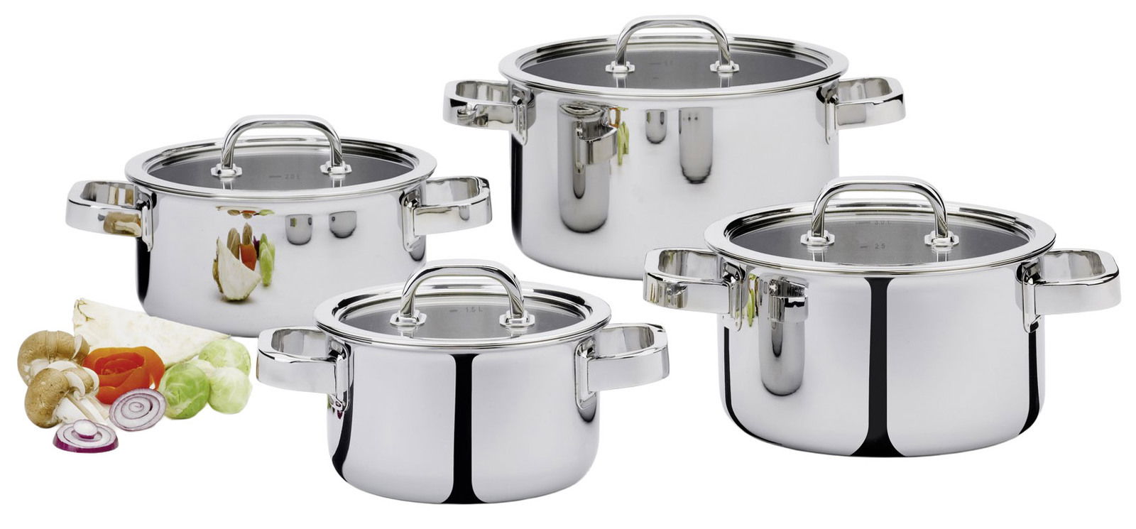 Vier-teiliges Topfset aus Edelstahl mit Glasdeckeln, seitliche Perspektive, umgeben von frischem Gemüse.