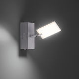 Moderne Wandleuchte aus Aluminium mit rechteckigem, schwenkbarem Leuchtkopf, seitliche Perspektive.