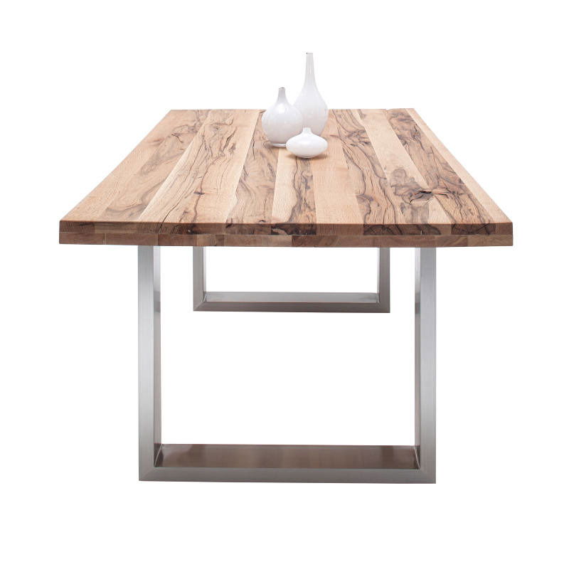 Moderner Esstisch mit Holzplatte und Metallgestell, Frontalansicht