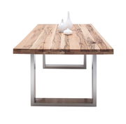 Moderner Esstisch mit Holzplatte und Metallgestell, Frontalansicht