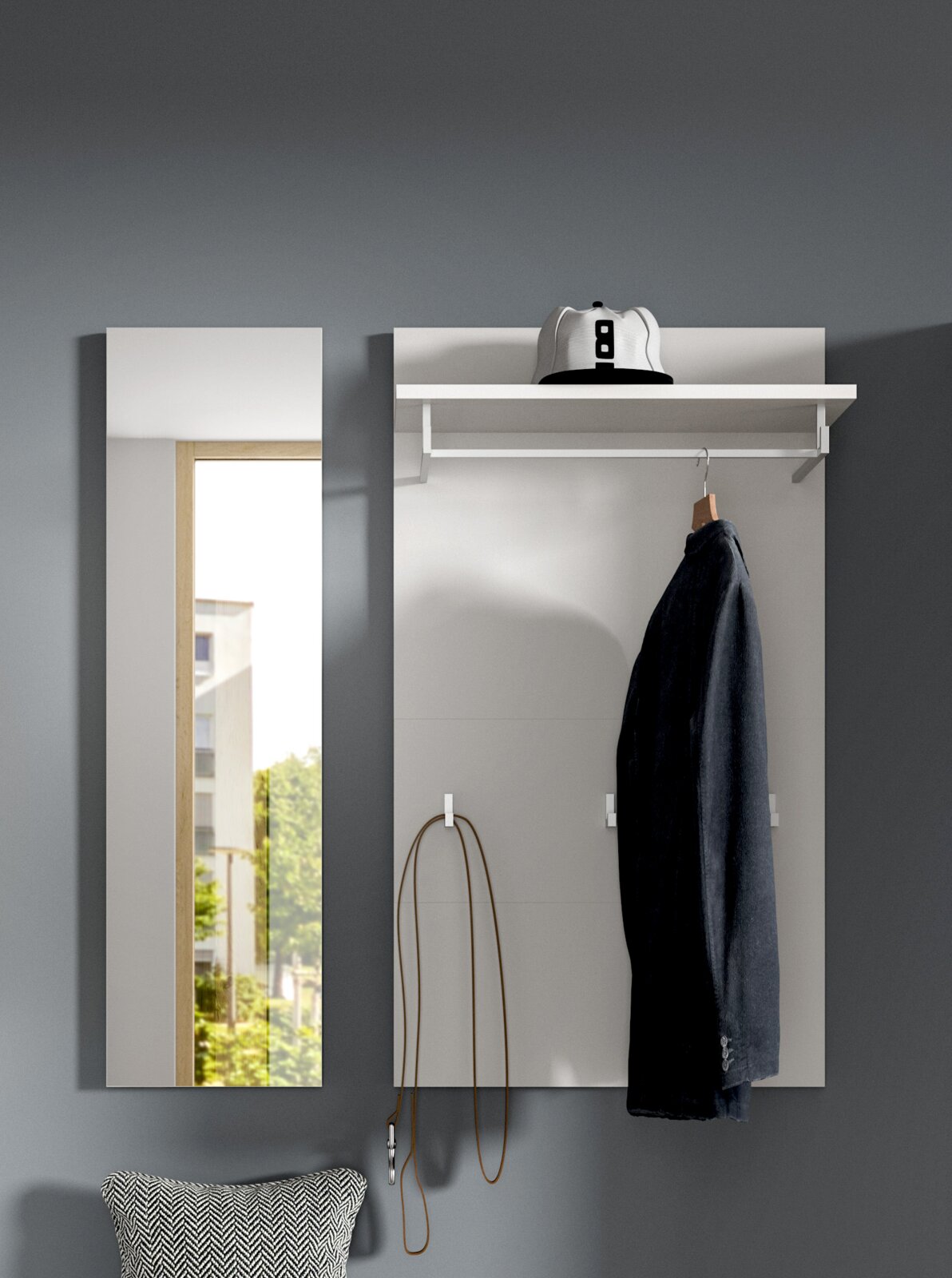 Wandgarderobe in Weiß mit Ablage, Kleiderstange und Haken, daneben rechteckiger Spiegel; frontal aus leicht erhöhter Perspektive fotografiert
