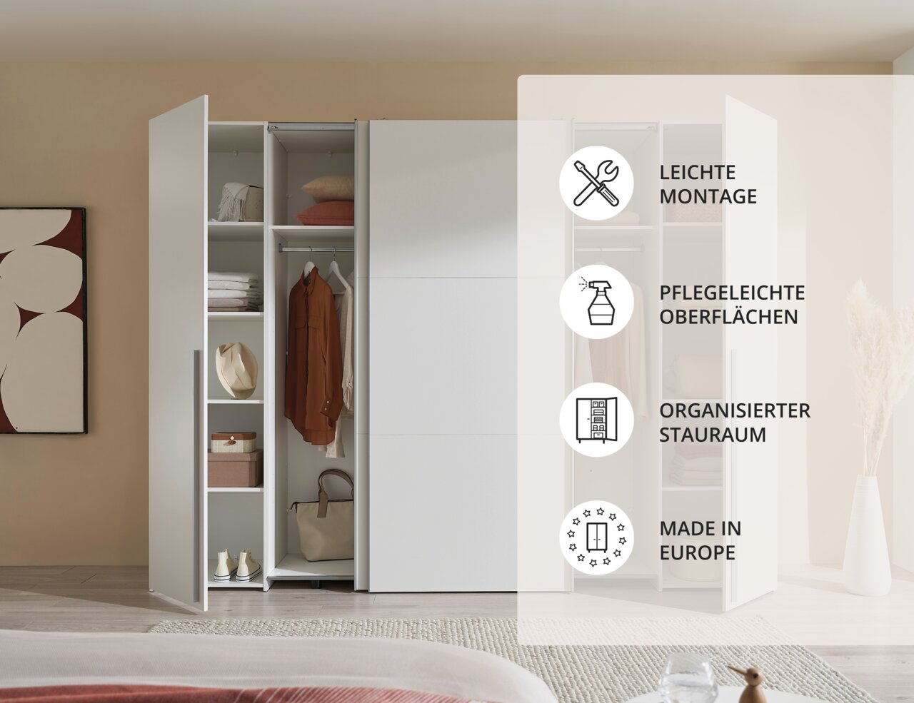 Moderner Dreh- und Schwebetürenschrank mit vier Türen in einem hellen Raum, teilweise geöffnet, um den organisierten Stauraum zu zeigen. Perspektive von vorne.