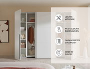 Moderner Dreh- und Schwebetürenschrank mit vier Türen in einem hellen Raum, teilweise geöffnet, um den organisierten Stauraum zu zeigen. Perspektive von vorne.