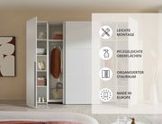 Moderner Dreh- und Schwebetürenschrank mit vier Türen in einem hellen Raum, teilweise geöffnet, um den organisierten Stauraum zu zeigen. Perspektive von vorne.