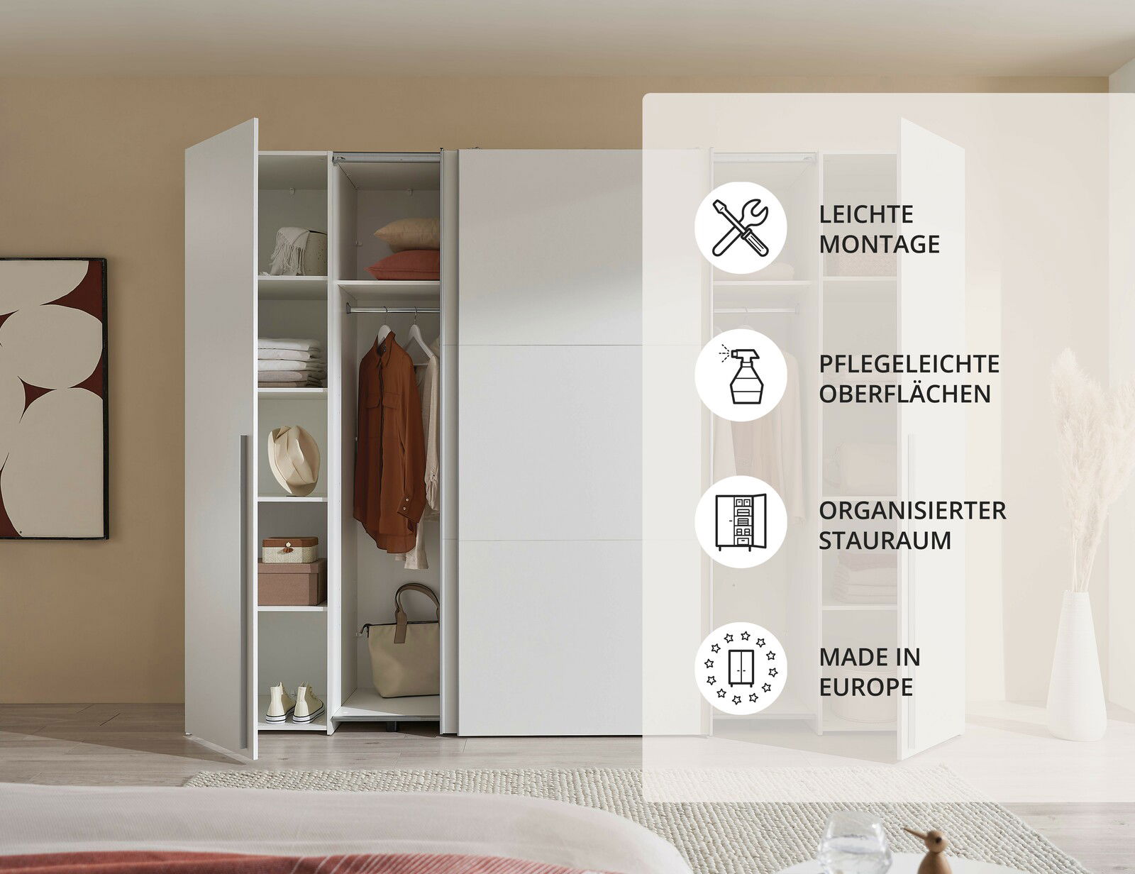 Moderner Dreh- und Schwebetürenschrank mit vier Türen in einem hellen Raum, teilweise geöffnet, um den organisierten Stauraum zu zeigen. Perspektive von vorne.