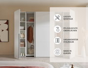Moderner Dreh- und Schwebetürenschrank mit vier Türen in einem hellen Raum, teilweise geöffnet, um den organisierten Stauraum zu zeigen. Perspektive von vorne.