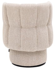 Rückansicht eines beige gemusterten Sessels mit runder Basis.