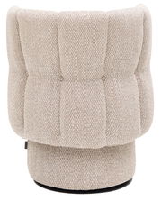 Rückansicht eines beige gemusterten Sessels mit runder Basis.