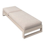 Sonnenliege mit beigem Polster, seitliche Perspektive