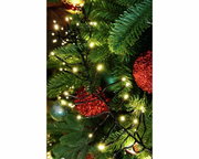 LED Clusterbeleuchtung an einem Weihnachtsbaum mit roten Kugeln, Nahaufnahme