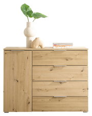 Kommode aus hellem Holz mit drei Schubladen und einer Tür, dekoriert mit einer Vase und Büchern, Frontalansicht